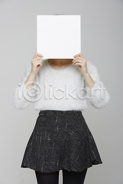 사람 성인 여자 한명 JPG 포토 들기 상반신 스웨터 스튜디오촬영 실내 알림 종이 치마 포스터 프레임