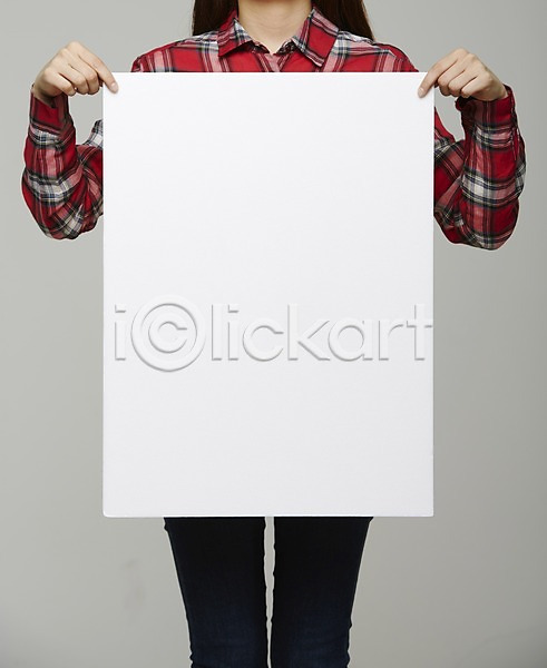 사람 성인 여자 한명 JPG 포토 들기 상반신 셔츠 스튜디오촬영 실내 알림 종이 체크무늬 포스터 프레임