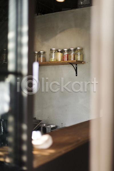 사람없음 JPG 아웃포커스 포토 백그라운드 병(담는) 선반 식당 실내 오브젝트 유리병 조미료 주방