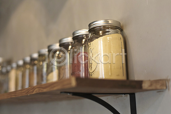 사람없음 JPG 아웃포커스 포토 백그라운드 병(담는) 선반 식당 식재료 실내 오브젝트 유리병 전시 조미료 주방