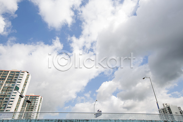 사람없음 JPG 포토 가로등 건물 구름(자연) 도시풍경 맑음 야외 울타리 주간 풍경(경치) 하늘