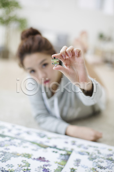 고독 30대 사람 성인 성인여자한명만 여자 장년만 장년여자만 장년여자한명만 한국인 한명 JPG 앞모습 포토 놀이 들기 라이프스타일 모션 스튜디오촬영 실내 싱글 엎드리기 우먼라이프 전신 조각 조각(피스) 퍼즐 퍼즐조각
