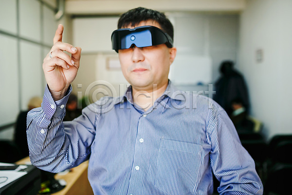 미래 위로 체험 혁명 남자 한명 3D JPG 포토 해외이미지 가상 가상현실 게이머 게임 고글 관찰 균열 기술 놀이 동영상 디지털 모션 비디오게임 비전 사무실 산업 센서 스크린 실내 안경 영화 전자 컴퓨터 터치 해외202004 헤드폰 현실 획기적