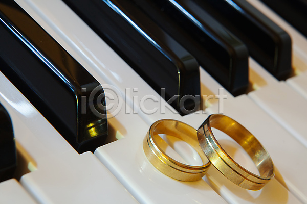 사람없음 JPG 포토 결혼반지 반지 실내 피아노(악기) 피아노건반 피아니스트 해외202004