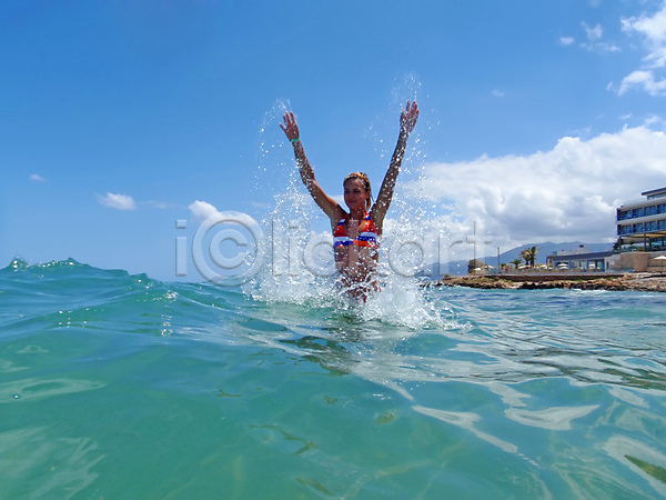 기쁨 뜨거움 휴식 사람 여자 한명 JPG 포토 해외이미지 1 건강 라이프스타일 물 미소(표정) 비키니 야외 여름(계절) 태양 파란색 해외202004 휴가