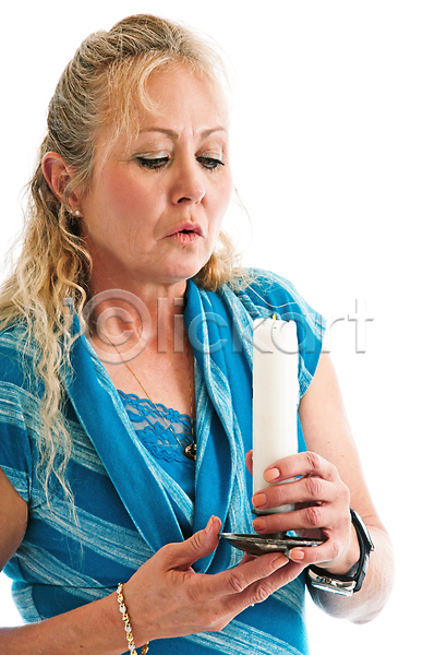 백인 사람 성인 여자 한명 JPG 포토 해외이미지 1 고립 금발 기도 머리 불 불꽃(불) 빛 손 얼굴 촛불 타격 표현 해외202004 화상 흰배경