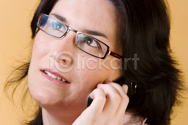 행복 사람 여자 한명 JPG 포토 해외이미지 갈색머리 대화 말하기 머리 모델 모바일 미소(표정) 비즈니스 상반신 세포 셀룰러 안경 전화기 통신 포즈 피부 해외202004 핸드폰