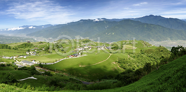성장 신선 침묵 사람없음 JPG 포토 해외이미지 계곡 공원 구름 나무 내추럴 농업 농장 땅 밭 산 수평선 숲 시골 식물 야외 언덕 여행 자연 장면 초록색 컬러풀 파노라마 파란색 풍경 하늘 해외202004 해외포토 햇빛 환경