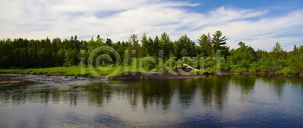 침묵 사람없음 JPG 포토 해외이미지 강 나무 내추럴 목재 물 반사 북쪽 숲 자연 초록색 풍경 해외202004 해외포토 황무지