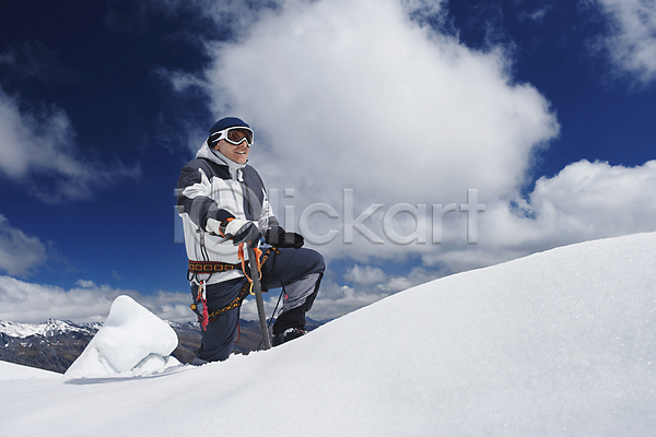 30대 남자 사람 성인 성인남자한명만 한명 JPG 옆모습 포토 해외이미지 겨울 구름(자연) 뉴질랜드 등산 등산용품 산 상반신 설산 야외 얼음 오르기 응시 잡기 절정 주간 탐험 트래킹 하이커 하이킹 해외202004