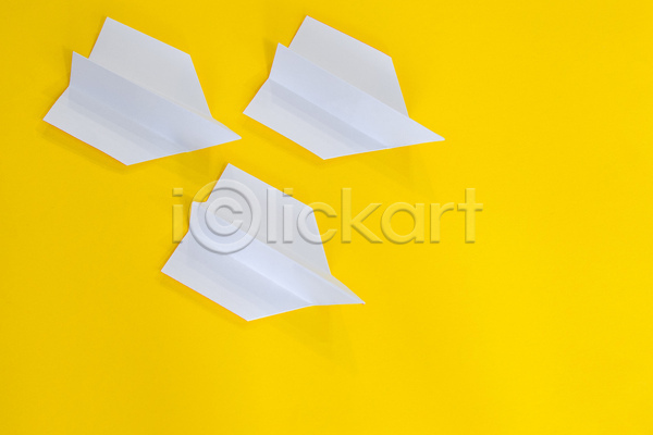 사람없음 JPG 포토 해외이미지 노란배경 세개 실내 종이 종이비행기 해외202004