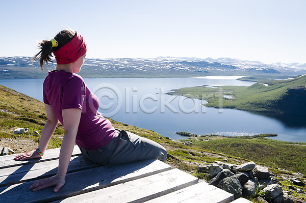 침묵 사람 한명 JPG 포토 해외이미지 관찰 내추럴 목재 물 산 손목시계 스칸디나비아 앉기 야외 언덕 여름(계절) 유럽 응시 자연 지역 초록색 파란색 풍경(경치) 핀란드 해외202004 호수