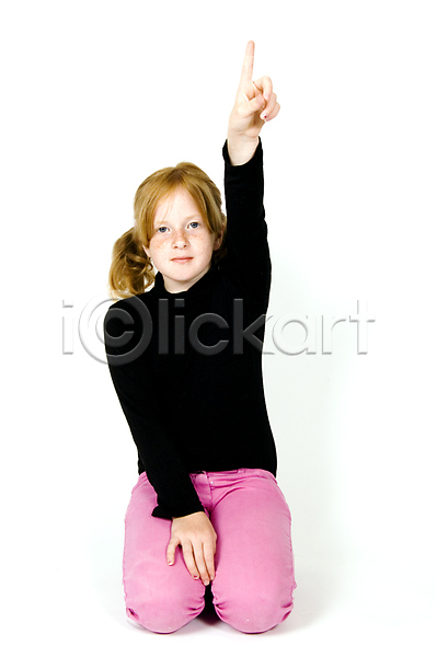 청춘(젊음) 어린이 한명 JPG 포토 해외이미지 검은색 고립 대답 분홍색 앉기 주근깨 학교 해외202004 흰색