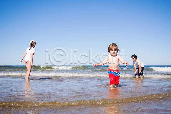 백인 세명 소년 어린이 JPG 포토 해외이미지 가족 남동생 놀이 라이프스타일 물 바다 야외 언니 여름(계절) 자연 파도 해외202004