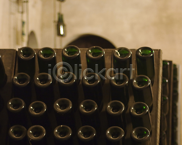 사람없음 JPG 포토 해외이미지 검은색 노화 마시기 맛 벽돌 빨간색 옛날 와인 유리 음료 이탈리아 전통 지하실 초록색 최고 포도나무 해외202004