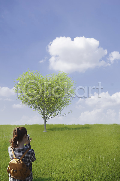 사람 여자 여자만 여자한명만 한명 JPG 뒷모습 편집이미지 가방 구름(자연) 나무 디지털아트 사진촬영 식물 야외 여행 자연 잔디 주간 편집 하늘 하트 합성