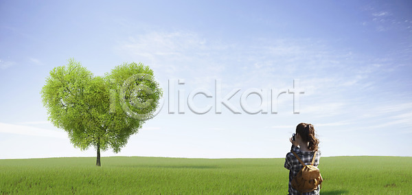 사람 여자 여자만 여자한명만 한명 JPG 뒷모습 편집이미지 가방 구름(자연) 나무 디지털아트 사진촬영 식물 야외 자연 잔디 주간 편집 하늘 하트 합성