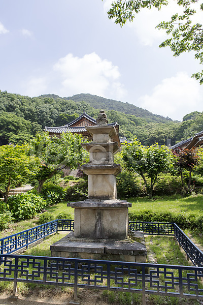 과거 사람없음 JPG 포토 경상북도 계절 고건축 구름(자연) 국내포토 나무 문화재 부석사 불교 사찰 삼층석탑 식물 야외 여름(계절) 여름풍경 영주 종교 주간 탑 풍경(경치) 하늘 한국 한국건축 한국문화