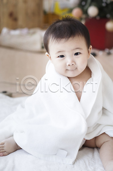 귀여움 남자 남자아기만 남자아기한명만 동양인 사람 아기 아기만 한국인 한명 JPG 아웃포커스 포토 미소(표정) 수건 스튜디오촬영 실내 앉기