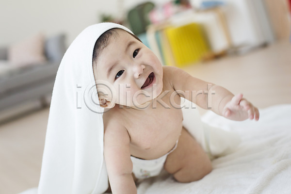 귀여움 남자 남자아기만 남자아기한명만 동양인 사람 아기 아기만 한국인 한명 JPG 아웃포커스 포토 기어가기 기저귀 담요 미소(표정) 수건 스튜디오촬영 실내 엎드리기