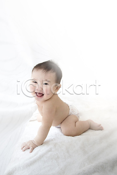 귀여움 남자 남자아기만 남자아기한명만 동양인 사람 아기 아기만 한국인 한명 JPG 포토 기저귀 수건 스튜디오촬영 실내 엎드리기 웃음