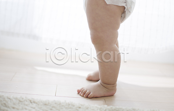 남자만 남자아기만 남자아기한명만 남자한명만 동양인 사람 신체부위 아기 아기만 한국인 한명 JPG 포토 걸음마 기저귀 다리(신체부위) 스튜디오촬영 실내