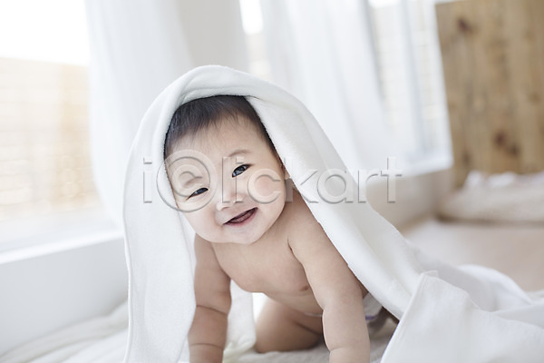 귀여움 남자 남자아기만 남자아기한명만 동양인 사람 아기 아기만 한국인 한명 JPG 아웃포커스 포토 기어가기 기저귀 수건 스튜디오촬영 실내 엎드리기