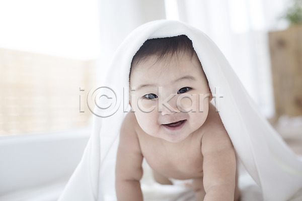 귀여움 남자 남자아기만 남자아기한명만 동양인 사람 아기 아기만 한국인 한명 JPG 아웃포커스 포토 기어가기 수건 스튜디오촬영 실내 엎드리기 웃음 이불