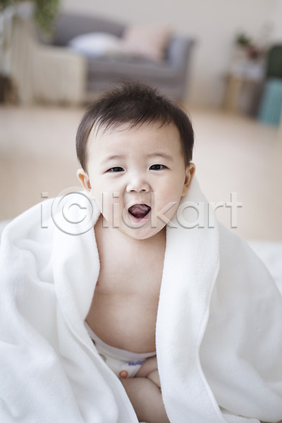 귀여움 남자 남자아기만 남자아기한명만 동양인 사람 아기 아기만 한국인 한명 JPG 아웃포커스 포토 기저귀 수건 스튜디오촬영 실내 앉기 웃음