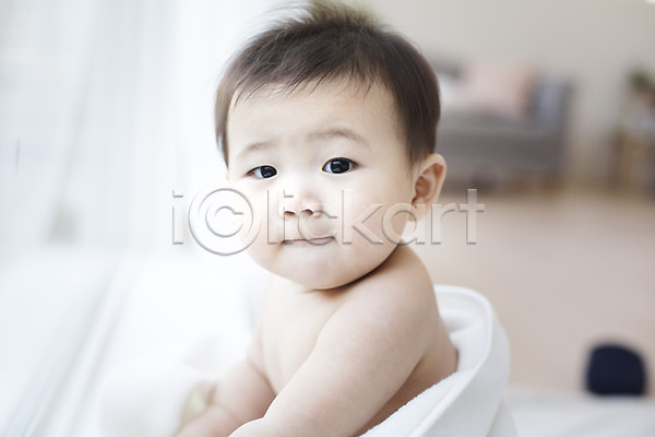 귀여움 남자 남자아기만 남자아기한명만 동양인 사람 아기 아기만 한국인 한명 JPG 아웃포커스 포토 수건 스튜디오촬영 실내 앉기 창가 창문