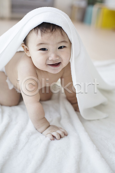 귀여움 남자 남자아기만 남자아기한명만 동양인 사람 아기 아기만 한국인 한명 JPG 아웃포커스 포토 기어가기 수건 스튜디오촬영 실내 엎드리기 웃음