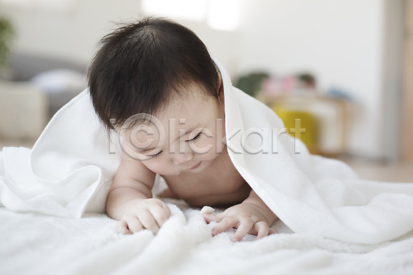 귀여움 남자 남자아기만 남자아기한명만 동양인 사람 아기 아기만 한국인 한명 JPG 아웃포커스 포토 수건 스튜디오촬영 실내 엎드리기