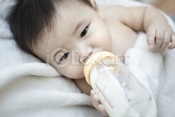 귀여움 남자 남자아기만 남자아기한명만 동양인 사람 아기 아기만 한국인 한명 JPG 포토 담요 먹기 먹은 스튜디오촬영 실내 우유 이불 젖병