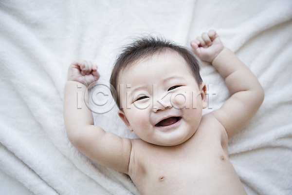 귀여움 남자 남자아기만 남자아기한명만 동양인 사람 아기 아기만 한국인 한명 JPG 포토 눕기 담요 스튜디오촬영 실내 웃음