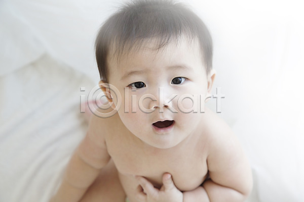 귀여움 남자 남자아기만 남자아기한명만 동양인 사람 아기 아기만 한국인 한명 JPG 포토 놀이 스튜디오촬영 실내 앉기 응시 이불