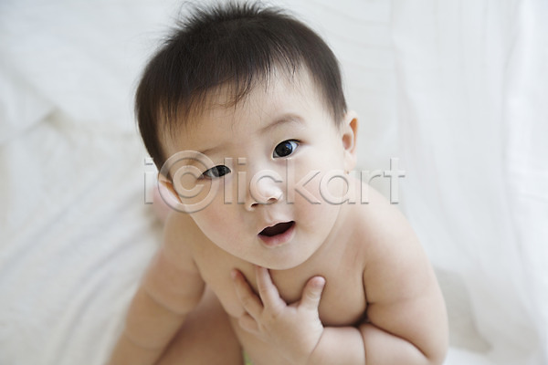 귀여움 남자 남자아기만 남자아기한명만 동양인 사람 아기 아기만 한국인 한명 JPG 포토 놀이 스튜디오촬영 실내 앉기 응시 이불