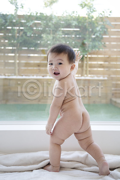 귀여움 남자 남자아기만 남자아기한명만 동양인 사람 아기 아기만 한국인 한명 JPG 뒷모습 포토 기댐 담요 서기 스튜디오촬영 실내 창가 창문