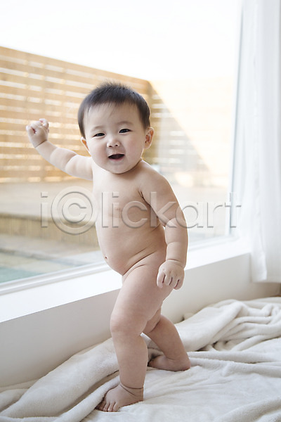 귀여움 남자 남자아기만 남자아기한명만 동양인 사람 아기 아기만 한국인 한명 JPG 포토 기댐 서기 스튜디오촬영 실내 창가 창문