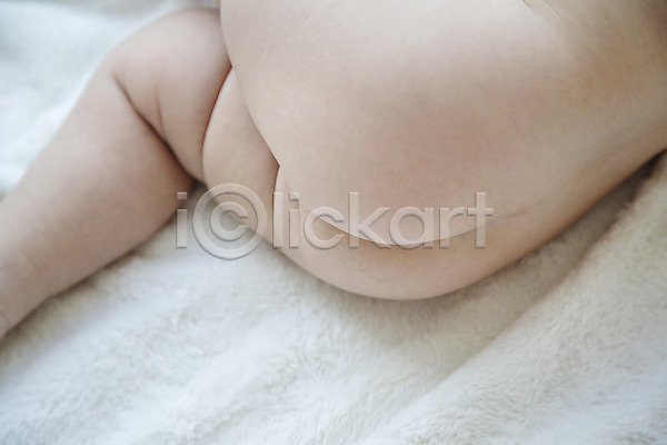 남자만 남자아기만 남자아기한명만 남자한명만 동양인 사람 신체부위 아기 아기만 한국인 한명 JPG 포토 눕기 스튜디오촬영 실내 엉덩이 이불