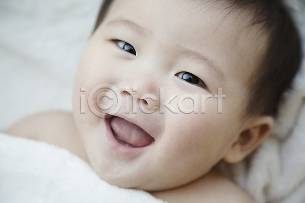 귀여움 남자 남자아기만 남자아기한명만 동양인 사람 신체부위 아기 아기만 한국인 한명 JPG 포토 눕기 스튜디오촬영 실내 얼굴 웃음 이불