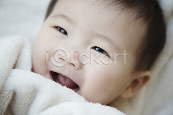 귀여움 남자 남자아기만 남자아기한명만 동양인 사람 신체부위 아기 아기만 한국인 한명 JPG 포토 눕기 스튜디오촬영 실내 얼굴 웃음 이불