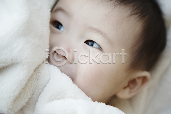 남자 남자아기만 남자아기한명만 동양인 사람 신체부위 아기 아기만 한국인 한명 JPG 포토 눕기 스튜디오촬영 실내 얼굴 이불