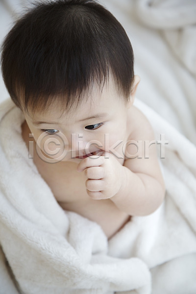 귀여움 남자 남자아기만 남자아기한명만 동양인 사람 아기 아기만 한국인 한명 JPG 포토 담요 물기(모션) 손가락 손짓 스튜디오촬영 실내 앉기 이불
