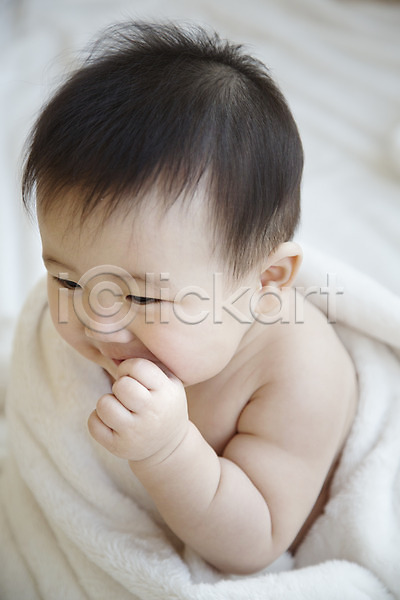 귀여움 남자 남자아기만 남자아기한명만 동양인 사람 아기 아기만 한국인 한명 JPG 포토 담요 물기(모션) 손가락 손짓 스튜디오촬영 실내 앉기 이불