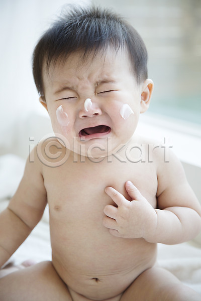귀여움 남자 남자아기만 남자아기한명만 동양인 사람 아기 아기만 한국인 한명 JPG 포토 묻은 스튜디오촬영 실내 앉기 울음 화장품