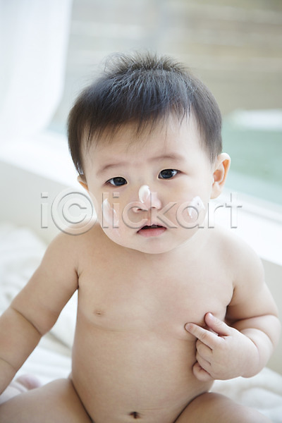 귀여움 남자 남자아기만 남자아기한명만 동양인 사람 아기 아기만 한국인 한명 JPG 포토 묻은 스튜디오촬영 실내 앉기 화장품
