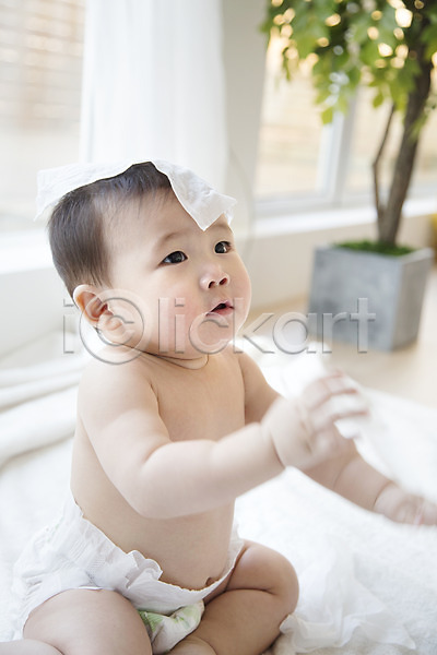 귀여움 남자 남자아기만 남자아기한명만 동양인 사람 아기 아기만 한국인 한명 JPG 포토 기저귀 스튜디오촬영 실내 앉기 장난 화장지