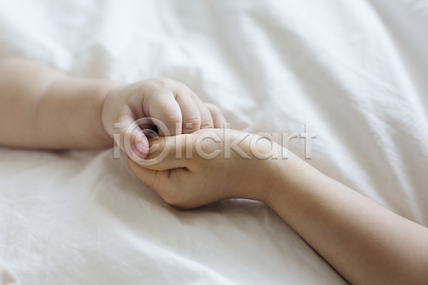 동양인 두명 사람 신체부위 아기 아기만 한국인 JPG 포토 손 손잡기 스튜디오촬영 실내 이불