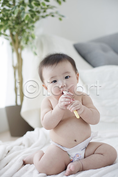 귀여움 남자 남자아기만 남자아기한명만 동양인 사람 아기 아기만 한국인 한명 JPG 포토 기저귀 담요 들기 숟가락 스튜디오촬영 실내 앉기