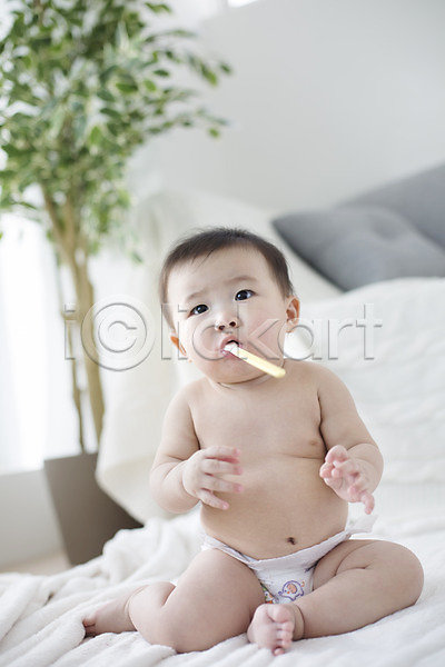 귀여움 남자 남자아기만 남자아기한명만 동양인 사람 아기 아기만 한국인 한명 JPG 포토 기저귀 담요 먹기 숟가락 스튜디오촬영 실내 앉기